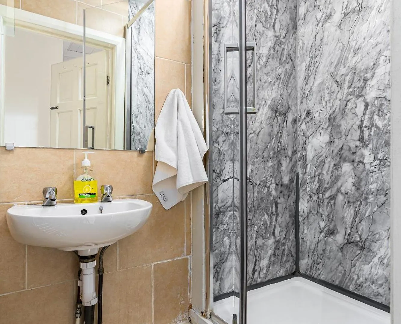 Aldgate Flats Apartment London