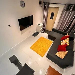 spacious-brand-new-one-bed-house-sleeps-4-comfortably.cambridgehotelsuk.com/