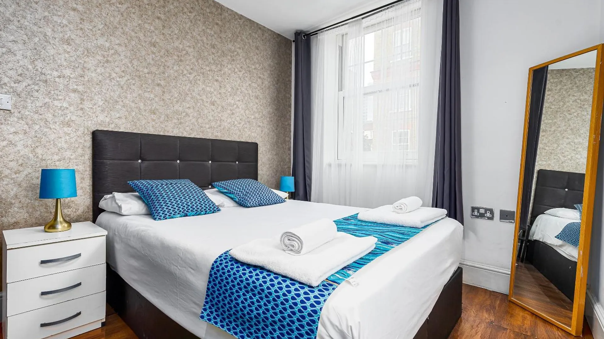 Aldgate Flats Apartment London